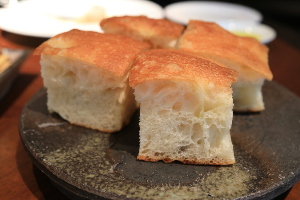 夏のキッチンでパン作り